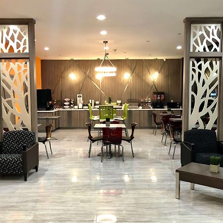 Отель Baymont By Wyndham Houston Hobby Airport Экстерьер фото