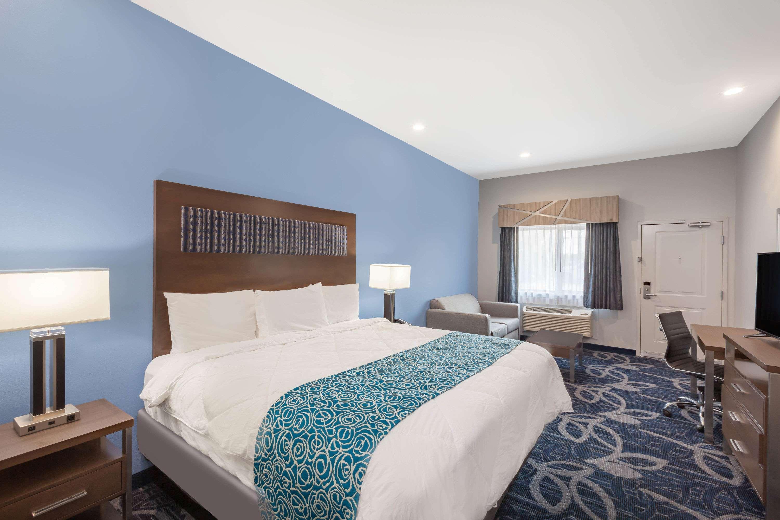 Отель Baymont By Wyndham Houston Hobby Airport Экстерьер фото