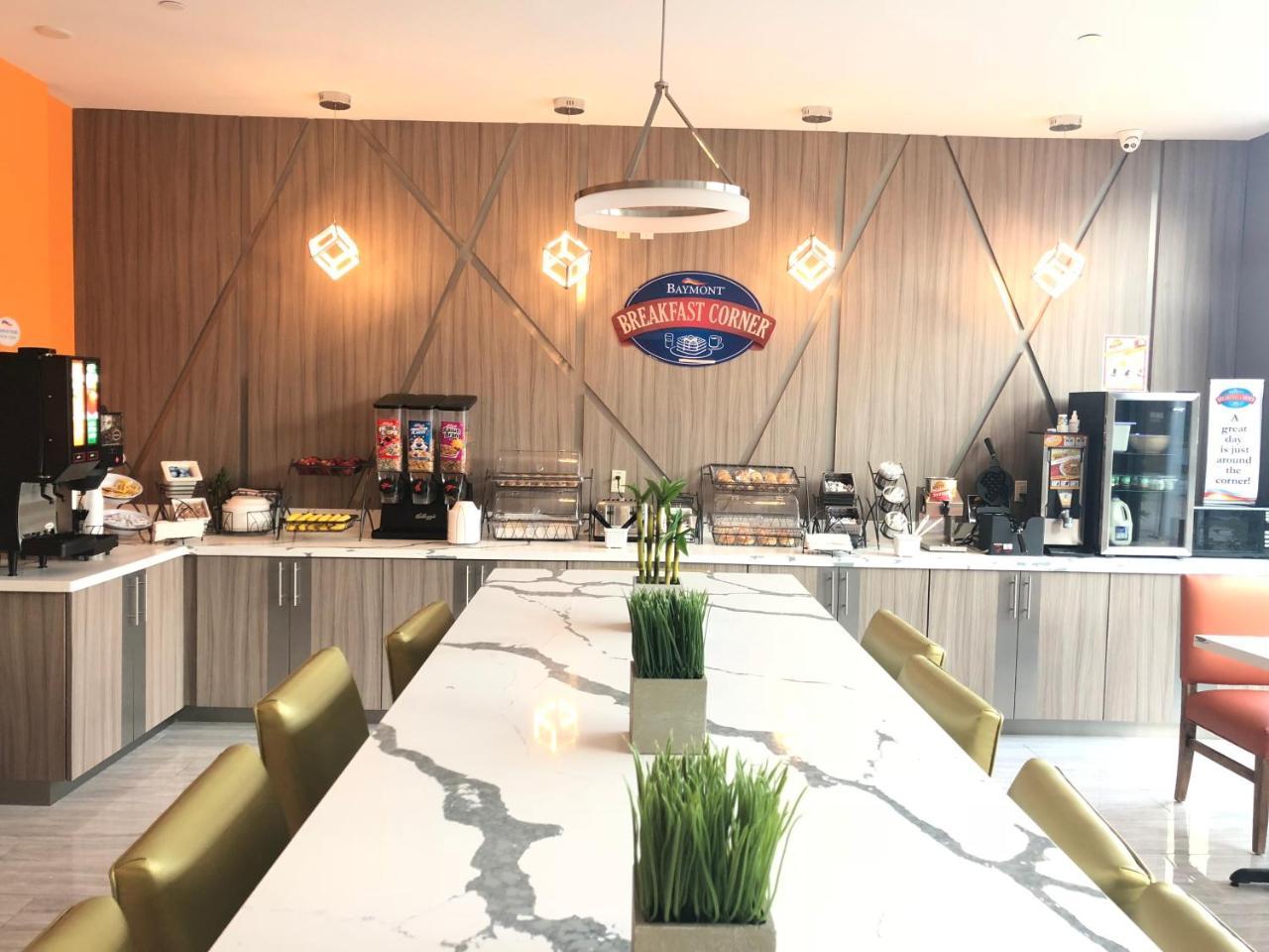 Отель Baymont By Wyndham Houston Hobby Airport Экстерьер фото